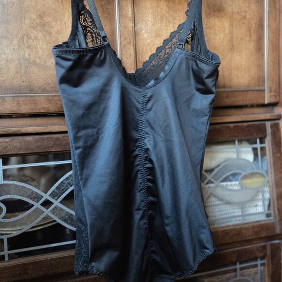 Stunning Black Body CHANTELLE with lace - Picture 6 of 8